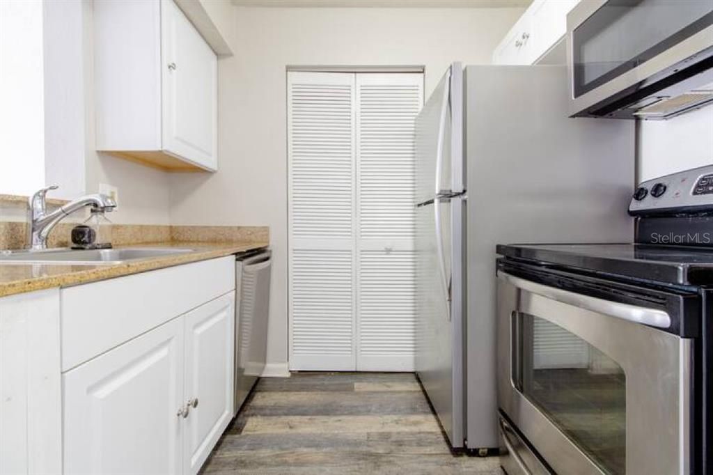 Active With Contract: $182,000 (1 beds, 1 baths, 715 Square Feet)