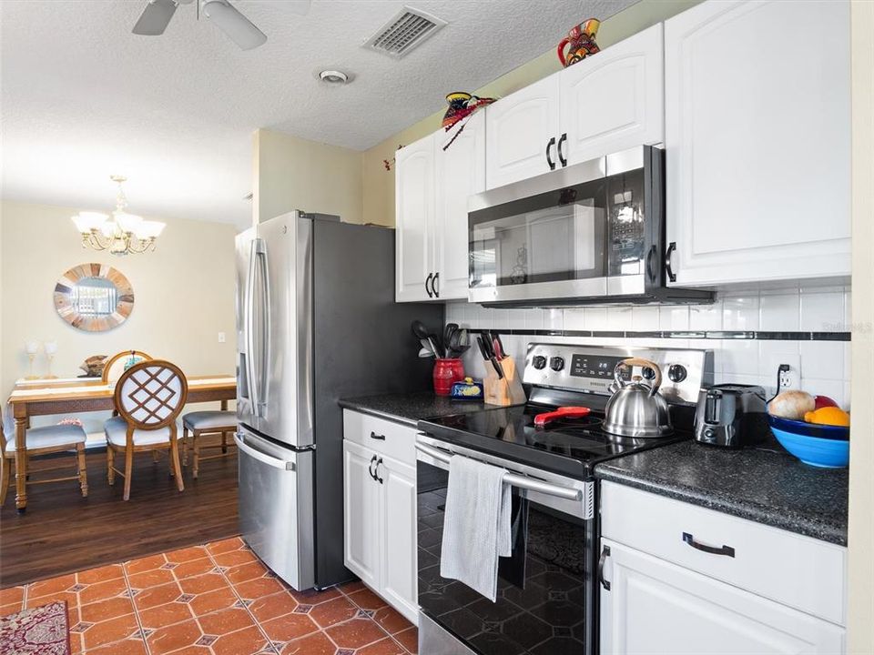 Active With Contract: $299,900 (2 beds, 2 baths, 1040 Square Feet)