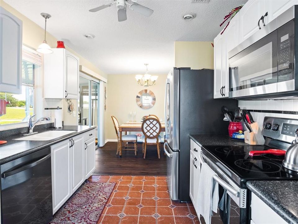 Active With Contract: $299,900 (2 beds, 2 baths, 1040 Square Feet)