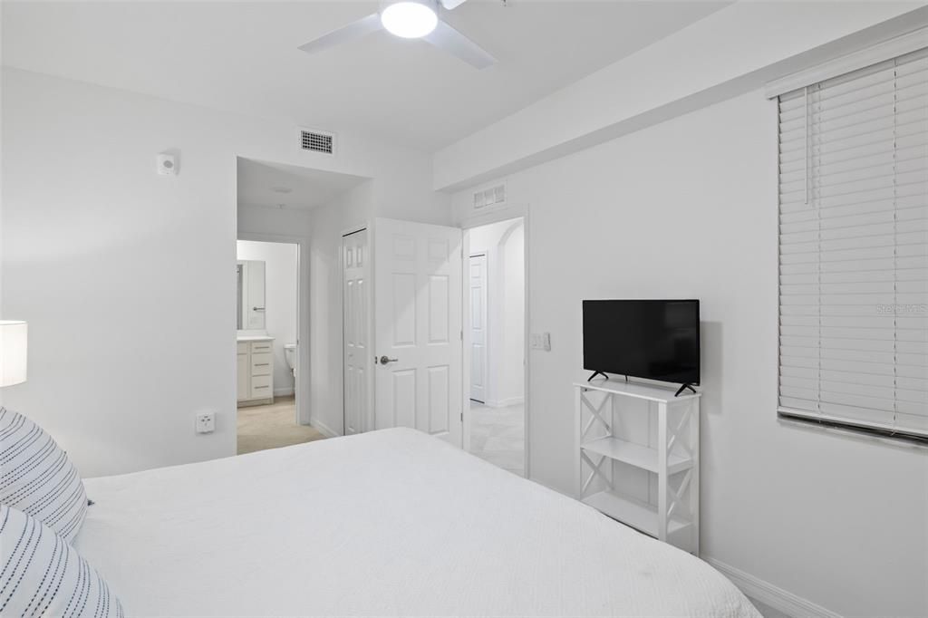 For Sale: $289,000 (2 beds, 2 baths, 1198 Square Feet)