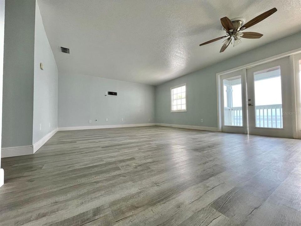 Active With Contract: $2,800 (2 beds, 2 baths, 1018 Square Feet)