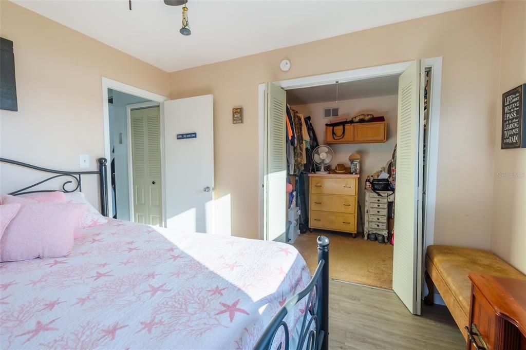 For Sale: $265,000 (2 beds, 1 baths, 841 Square Feet)