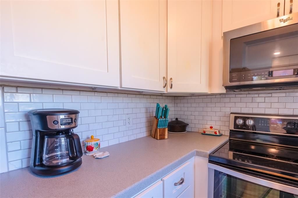 For Sale: $265,000 (2 beds, 1 baths, 841 Square Feet)