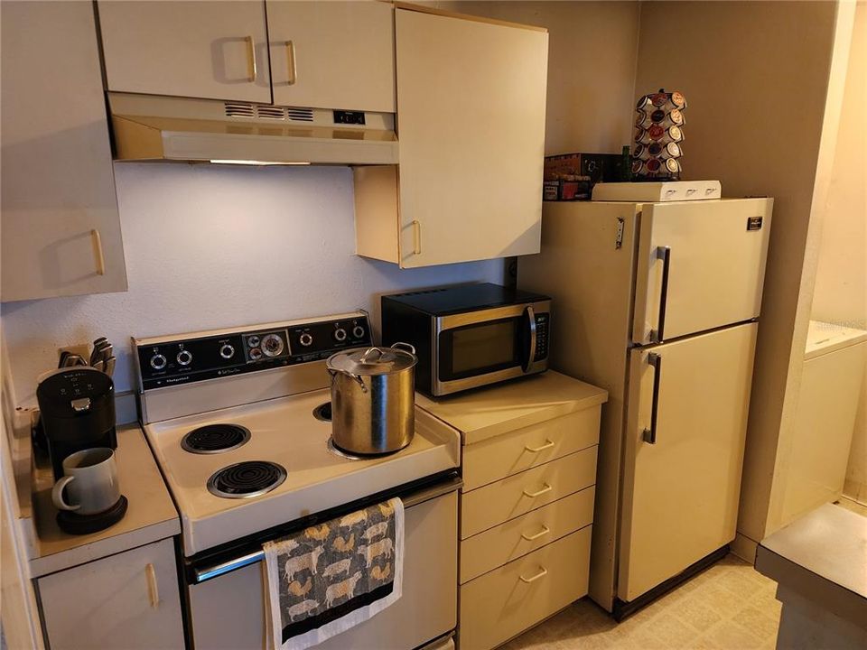 For Sale: $119,800 (1 beds, 1 baths, 644 Square Feet)