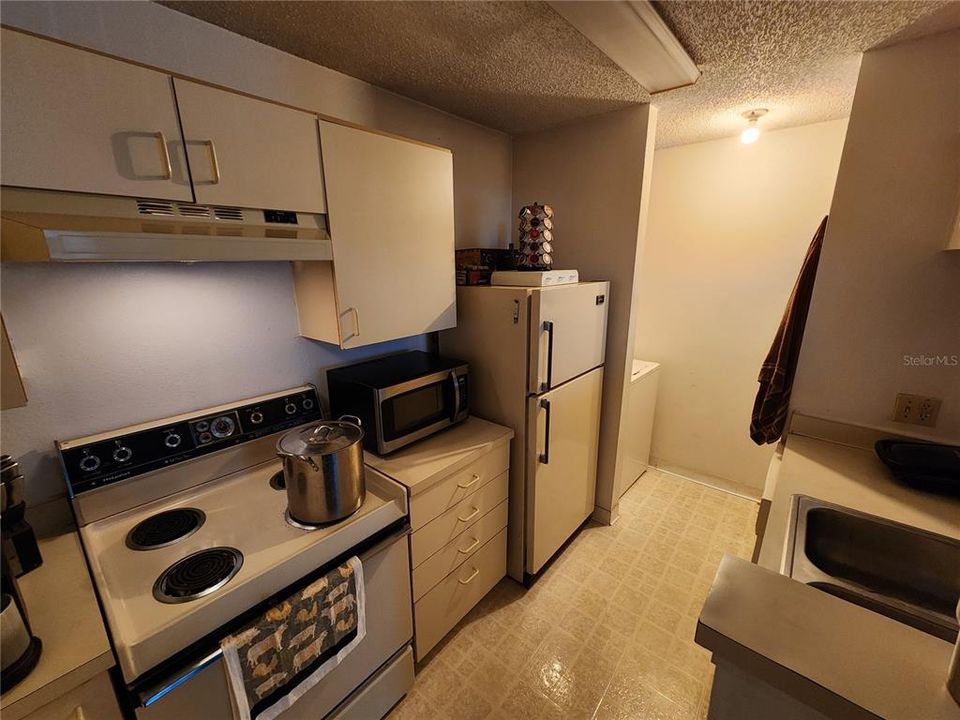 For Sale: $119,800 (1 beds, 1 baths, 644 Square Feet)