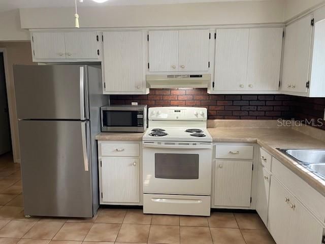 For Rent: $1,600 (2 beds, 1 baths, 811 Square Feet)