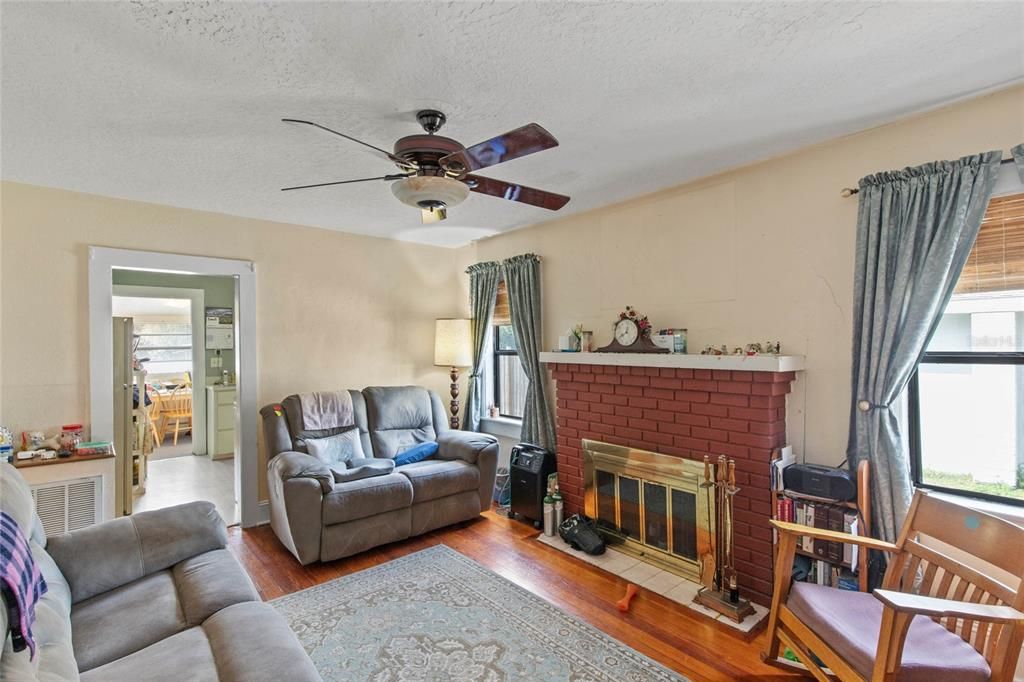 Active With Contract: $175,000 (2 beds, 1 baths, 942 Square Feet)