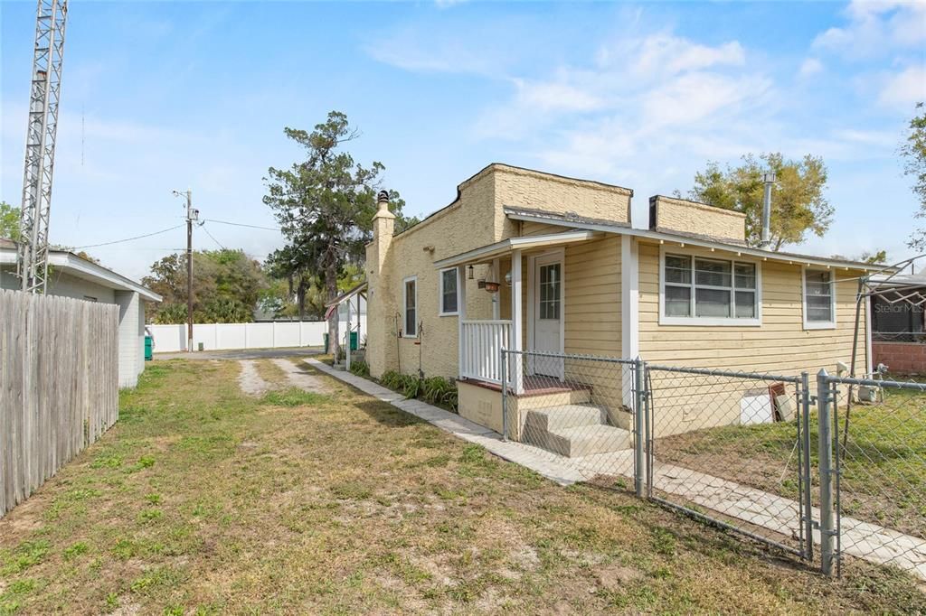 Active With Contract: $175,000 (2 beds, 1 baths, 942 Square Feet)