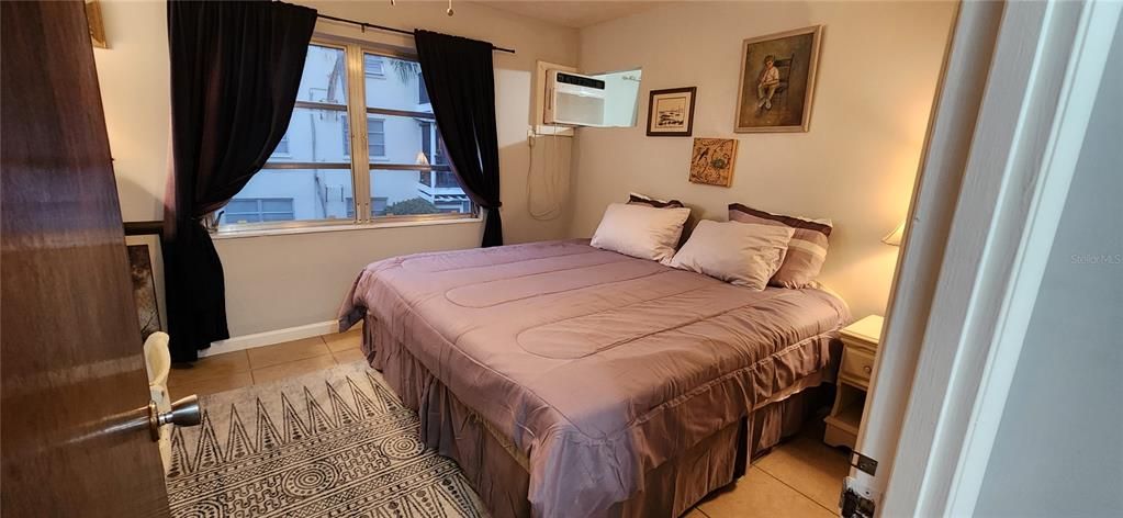 Active With Contract: $1,150 (1 beds, 1 baths, 576 Square Feet)