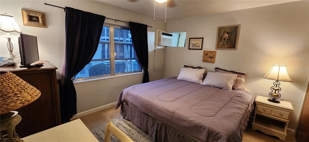 Active With Contract: $1,150 (1 beds, 1 baths, 576 Square Feet)