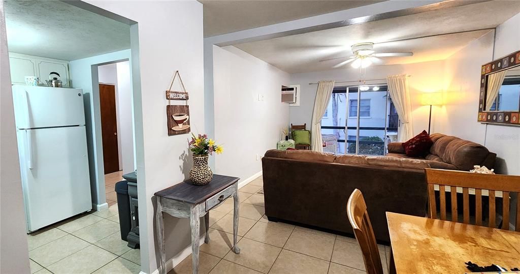 Active With Contract: $1,150 (1 beds, 1 baths, 576 Square Feet)