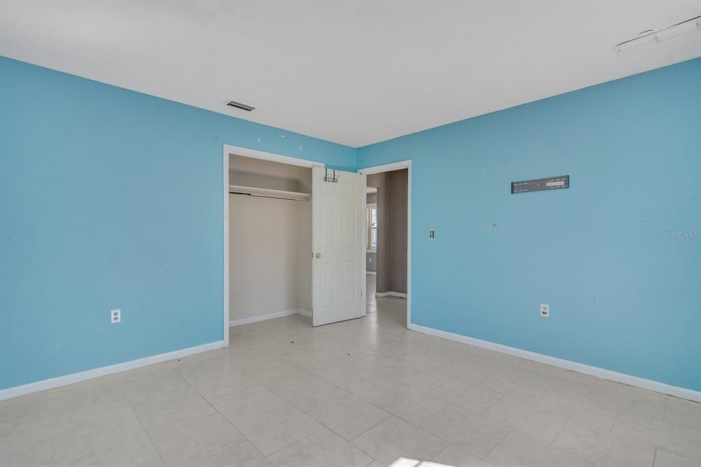 Active With Contract: $250,000 (2 beds, 1 baths, 944 Square Feet)