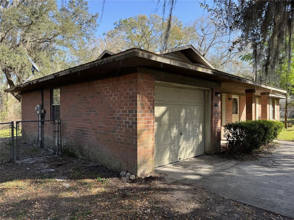 Recently Sold: $142,500 (3 beds, 1 baths, 984 Square Feet)