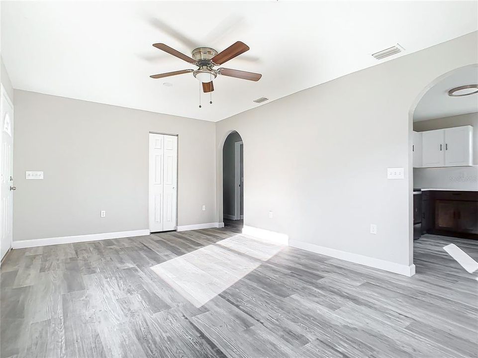 Active With Contract: $169,900 (2 beds, 1 baths, 748 Square Feet)