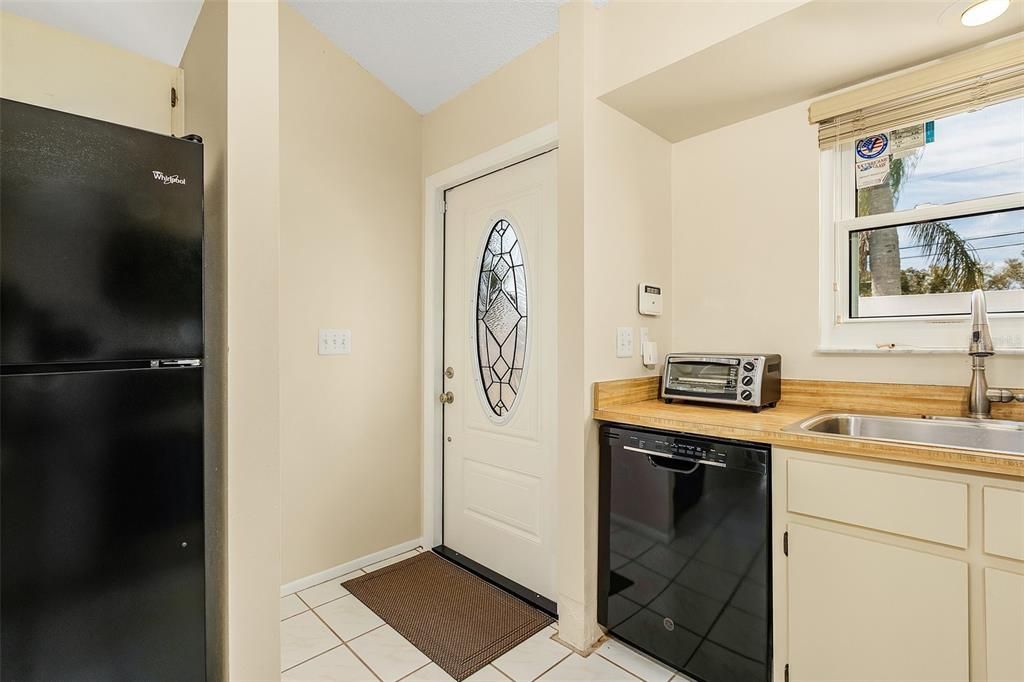 Active With Contract: $215,500 (2 beds, 2 baths, 1154 Square Feet)
