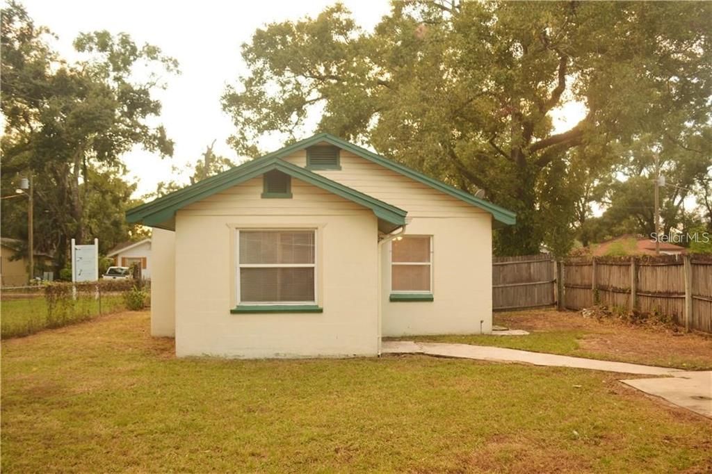 Active With Contract: $195,000 (2 beds, 1 baths, 720 Square Feet)