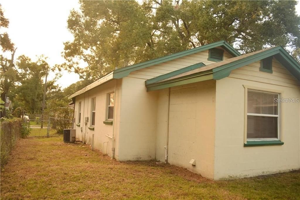 Active With Contract: $195,000 (2 beds, 1 baths, 720 Square Feet)