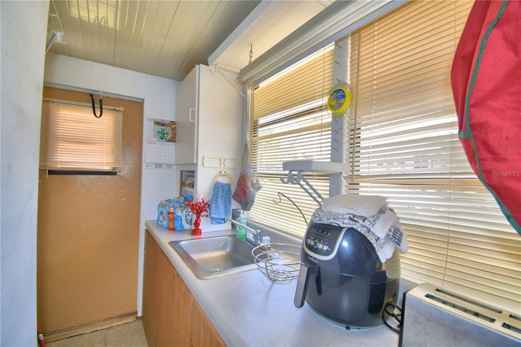 For Sale: $140,000 (1 beds, 2 baths, 786 Square Feet)