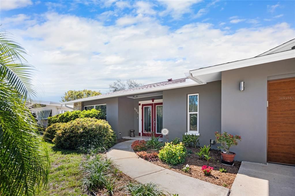Active With Contract: $900,000 (3 beds, 2 baths, 1832 Square Feet)