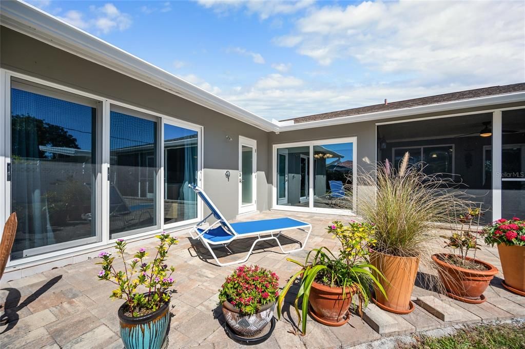 Recently Sold: $900,000 (3 beds, 2 baths, 1832 Square Feet)