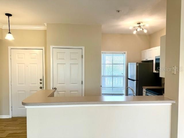 Active With Contract: $287,000 (1 beds, 1 baths, 830 Square Feet)
