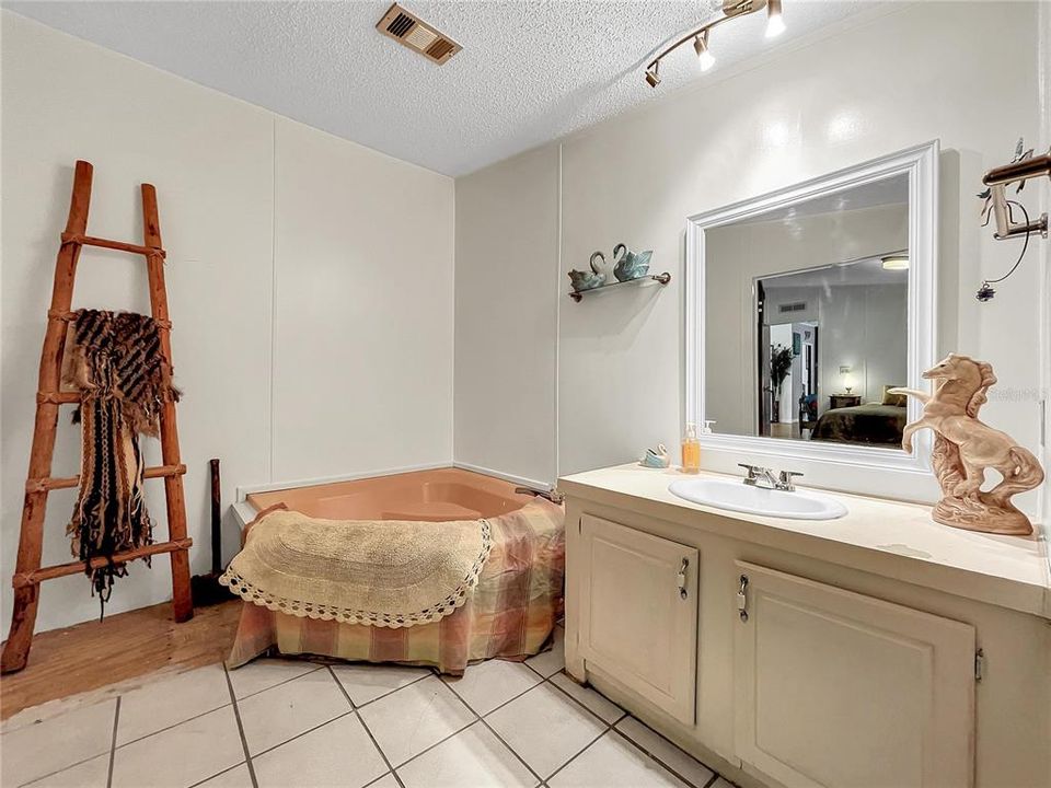 Active With Contract: $284,900 (3 beds, 2 baths, 1296 Square Feet)