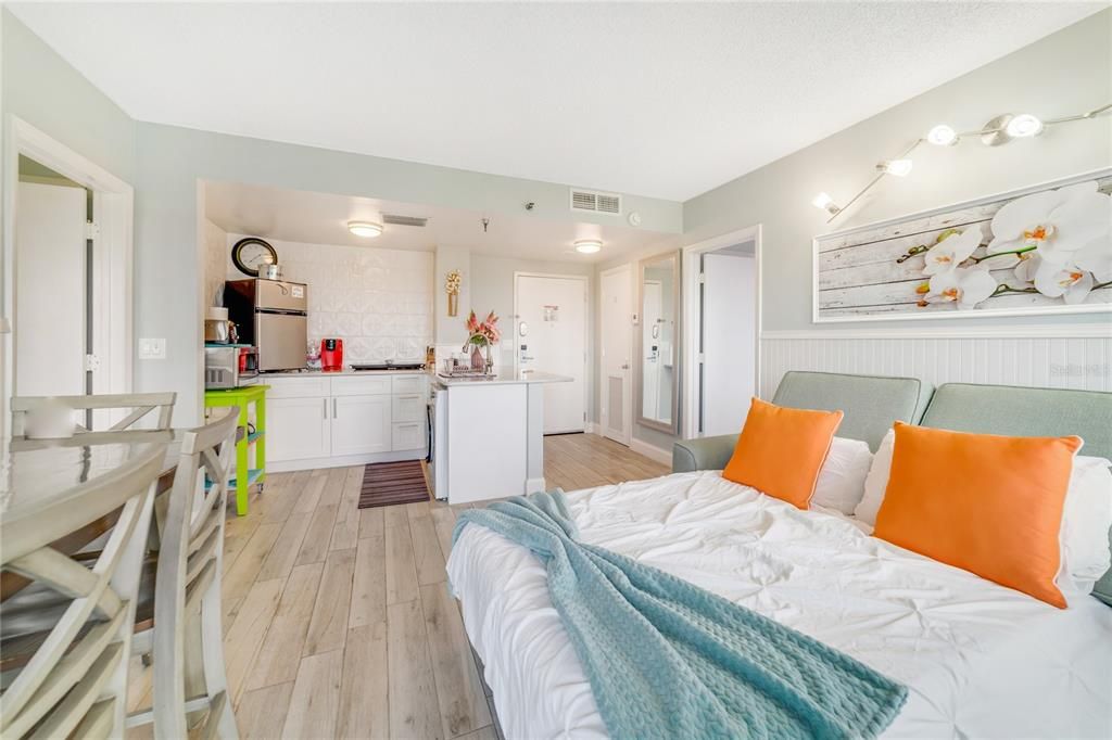 For Sale: $245,000 (2 beds, 2 baths, 583 Square Feet)