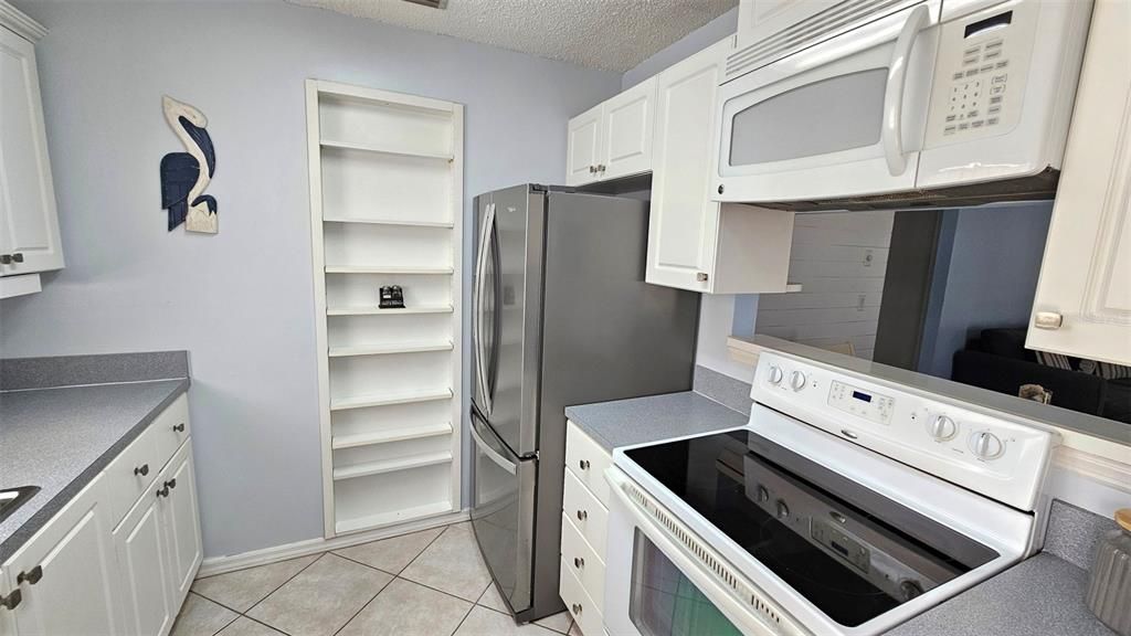 Active With Contract: $229,900 (2 beds, 1 baths, 994 Square Feet)