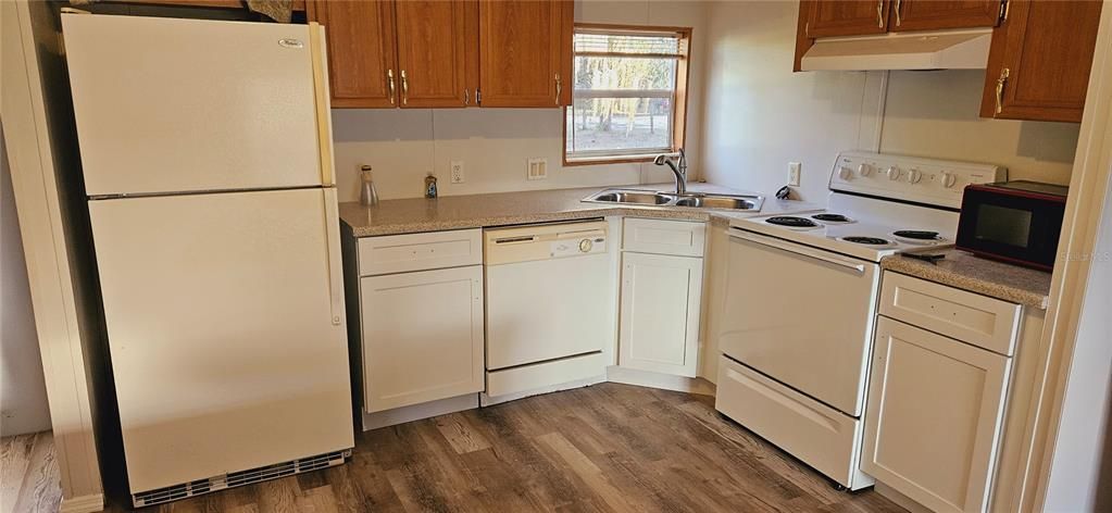 Active With Contract: $139,500 (2 beds, 2 baths, 864 Square Feet)