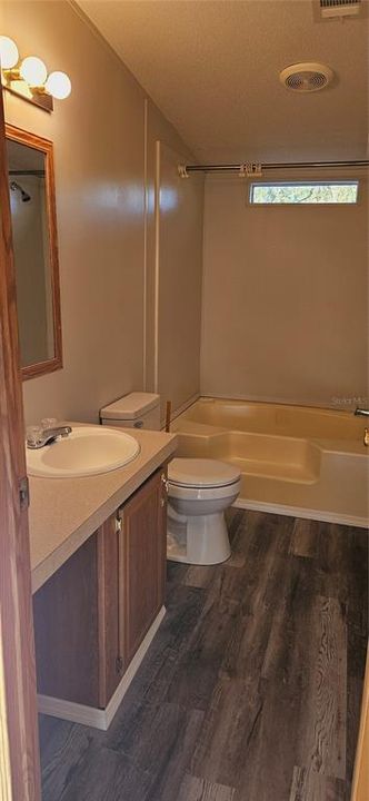 Active With Contract: $139,500 (2 beds, 2 baths, 864 Square Feet)