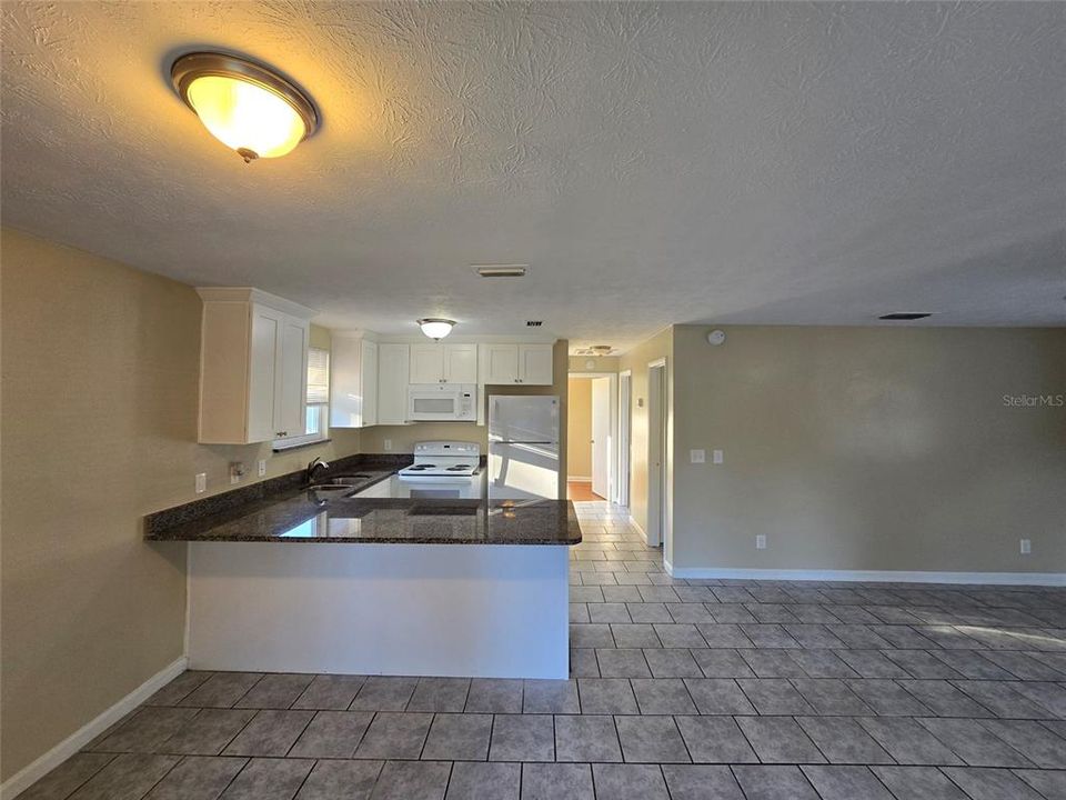 For Rent: $1,895 (3 beds, 2 baths, 864 Square Feet)