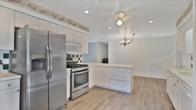 kitchen with stainless appliances, recess lighting, eat in kitchen space