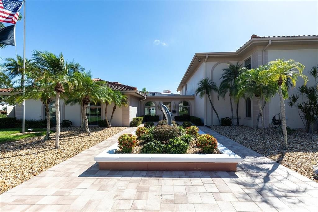 For Sale: $259,900 (2 beds, 2 baths, 1100 Square Feet)