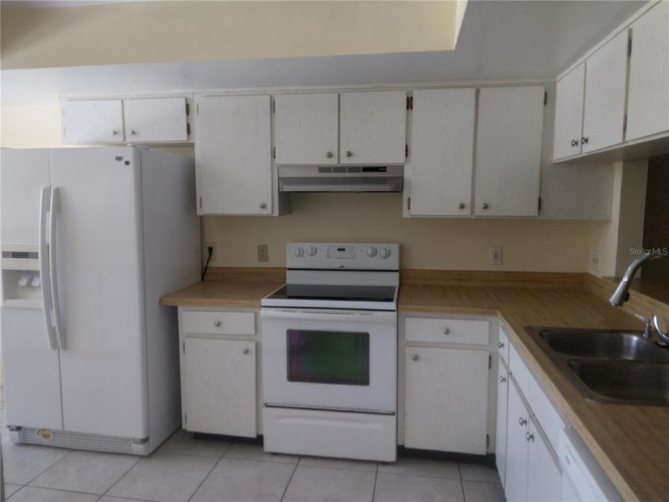 Active With Contract: $1,600 (2 beds, 2 baths, 1410 Square Feet)