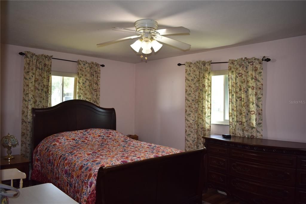 For Sale: $220,000 (2 beds, 1 baths, 1156 Square Feet)