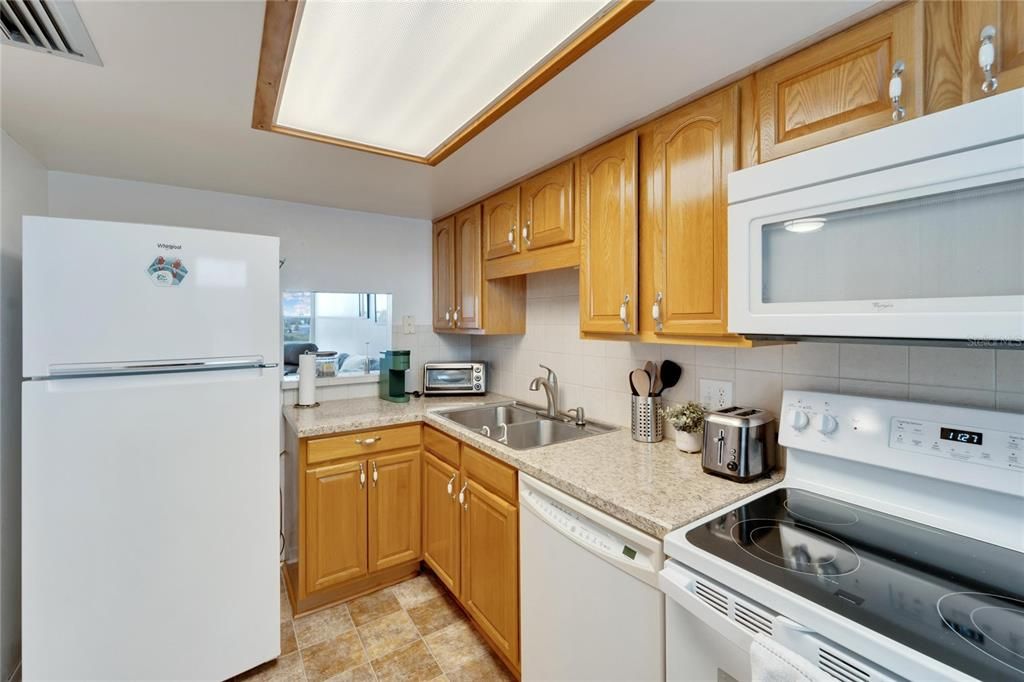 For Sale: $164,990 (2 beds, 2 baths, 1029 Square Feet)