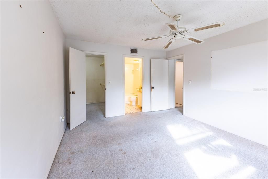 Active With Contract: $170,000 (2 beds, 2 baths, 964 Square Feet)
