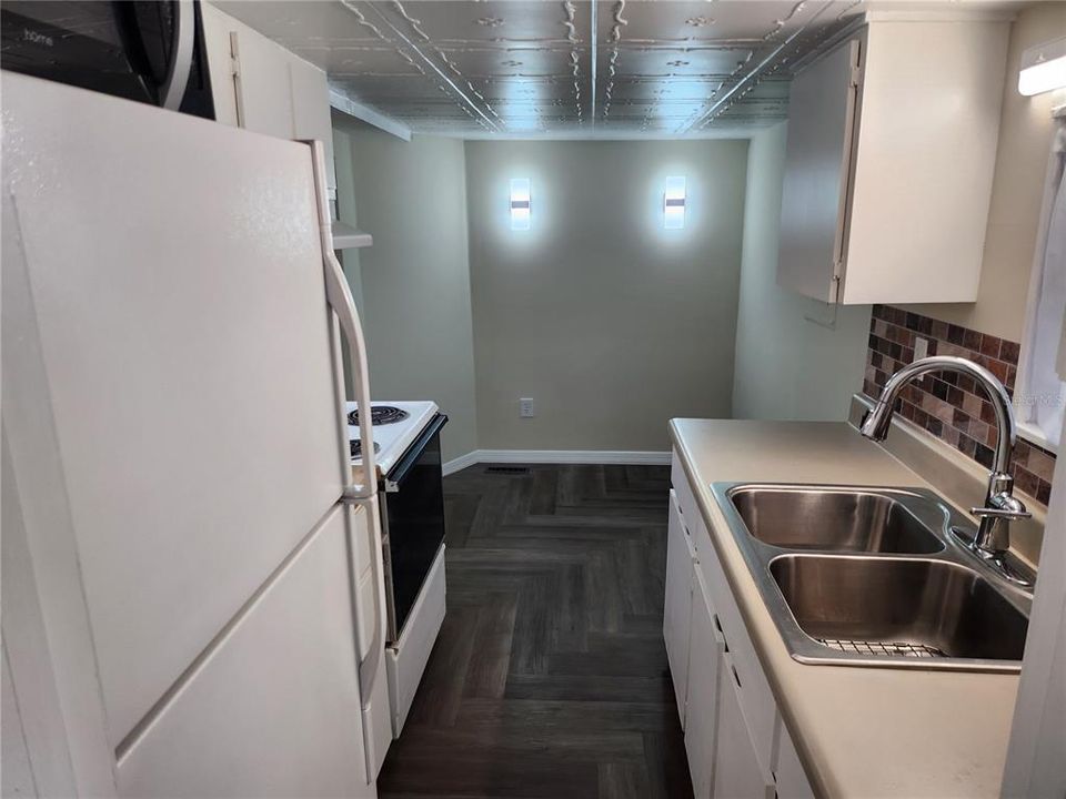 Active With Contract: $106,900 (2 beds, 1 baths, 684 Square Feet)