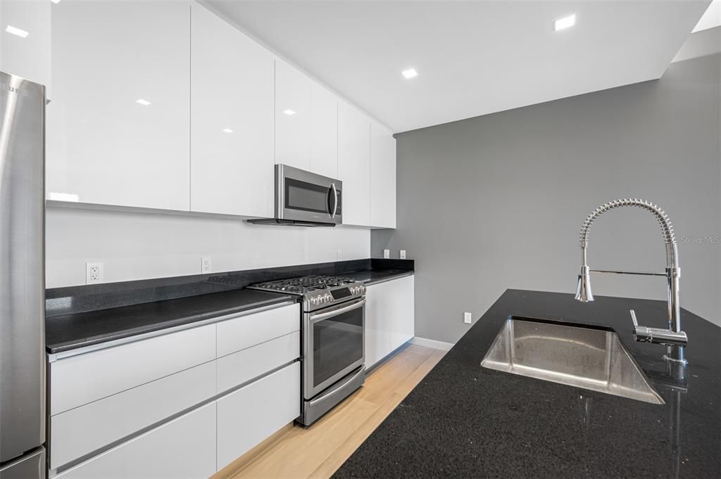 Active With Contract: $3,900 (2 beds, 2 baths, 1364 Square Feet)