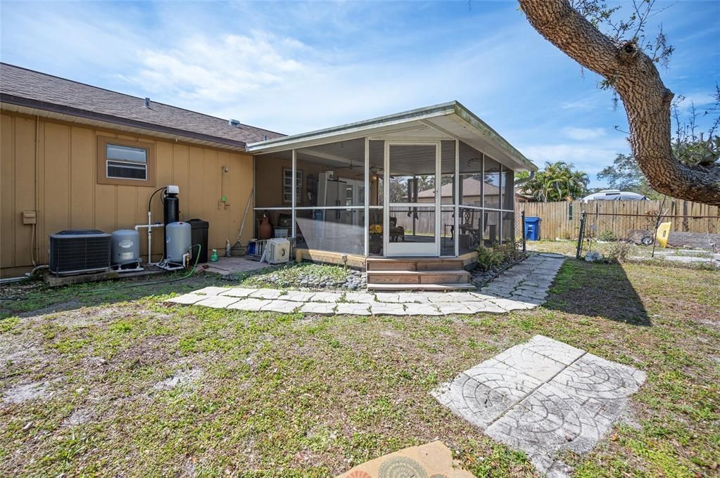 Recently Sold: $250,000 (3 beds, 1 baths, 1028 Square Feet)