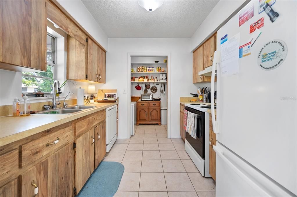 Active With Contract: $250,000 (3 beds, 1 baths, 1028 Square Feet)