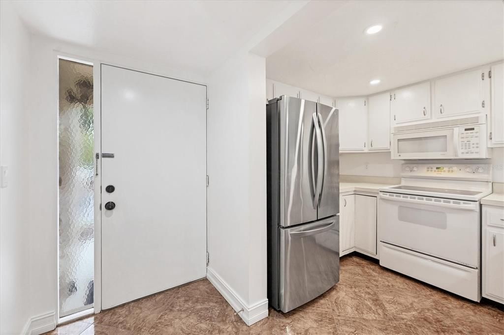 For Sale: $295,000 (2 beds, 2 baths, 967 Square Feet)