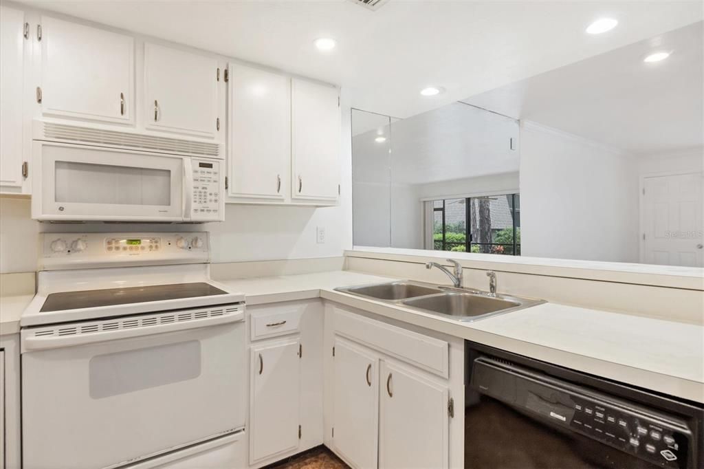 For Sale: $295,000 (2 beds, 2 baths, 967 Square Feet)