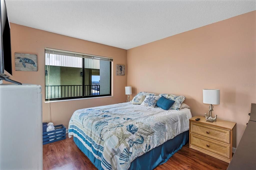 For Sale: $269,900 (2 beds, 2 baths, 1025 Square Feet)