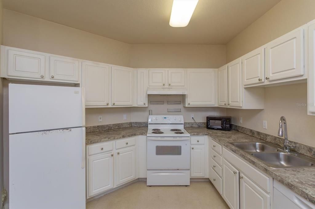 Active With Contract: $192,400 (1 beds, 1 baths, 818 Square Feet)