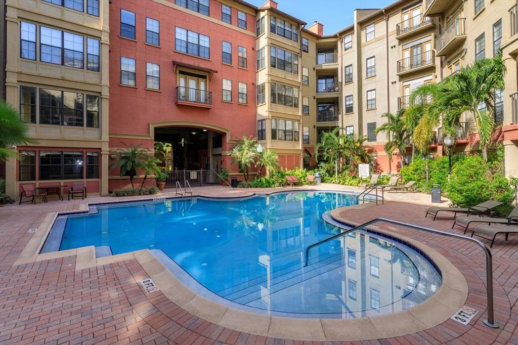 Active With Contract: $192,400 (1 beds, 1 baths, 818 Square Feet)