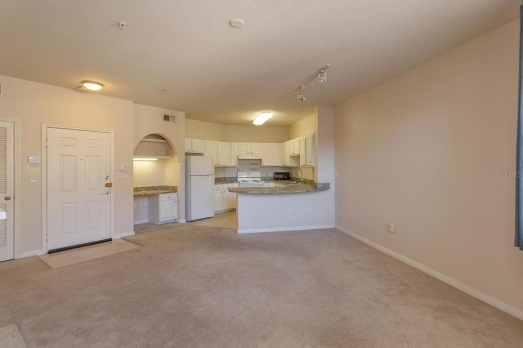 For Sale: $205,000 (1 beds, 1 baths, 818 Square Feet)
