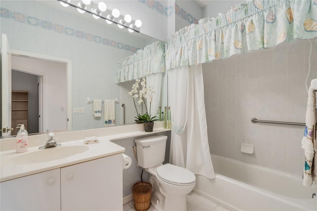 guest bathroomshower/tub combo