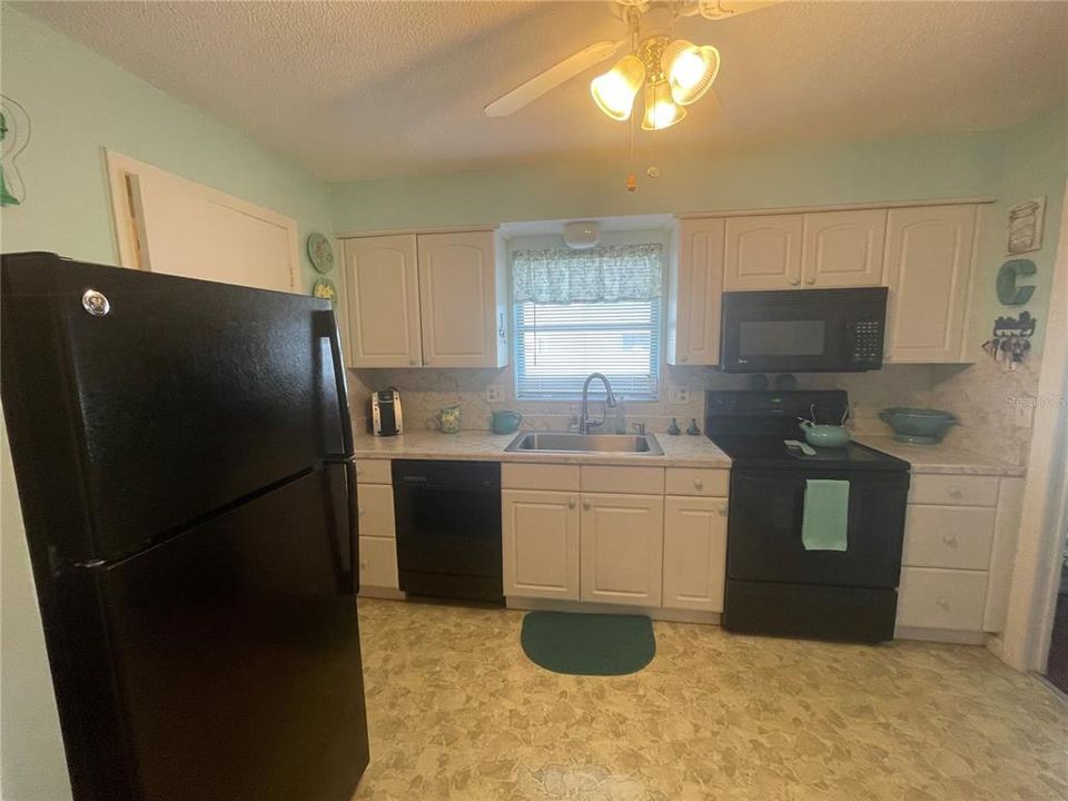 Active With Contract: $179,900 (2 beds, 2 baths, 1355 Square Feet)