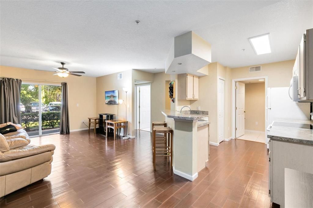 Active With Contract: $199,000 (1 beds, 1 baths, 732 Square Feet)